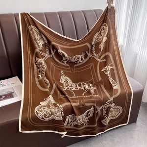 Detail eines quadratischen Schals mit Vintage-Pferdedruck und Reitmotiven auf Leder