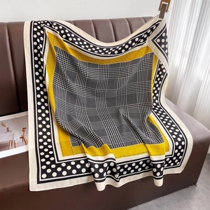 Écharpe d'été en soie avec motifs de patchwork de couleurs et pied-de-poule chic