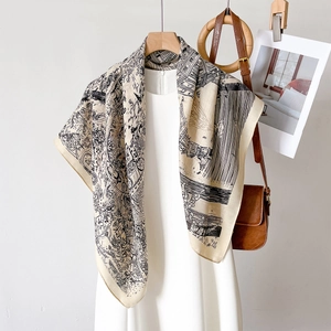 Carré en soie imprimé Toile de Jouy avec motifs de paysages vintage sur une robe