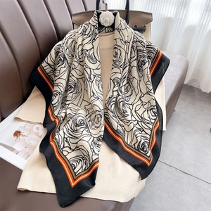 Elegante scialle in seta con stampa floreale e bordi tricolore su un maglione beige