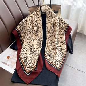 Elegante scialle di 90 cm con stampa di rose su abito nero con sfondo di borsa di lusso