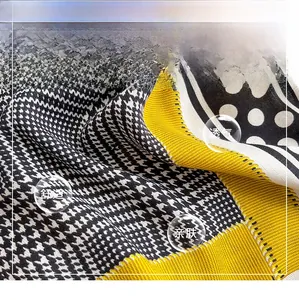 Macro d'une écharpe en sergé avec motifs pied-de-poule, pois et blocs de couleur jaune