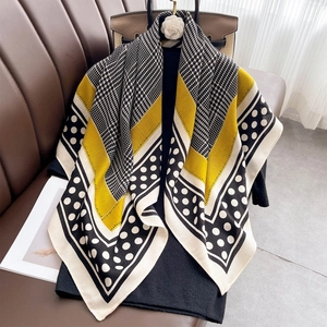 Grand foulard carré de mode avec motifs pied-de-poule, rayures et pois colorés