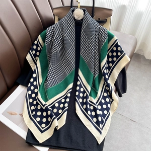 Grand carré de soie d'été avec patchwork bleu marine vert et décoration de broche florale