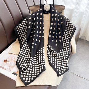 Écharpe en soie vintage à pois noirs et blancs pour femmes sur tricot beige