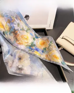 Gedetailleerd beeld van een zijden sjaal in olieverfstijl naast een beige handtas