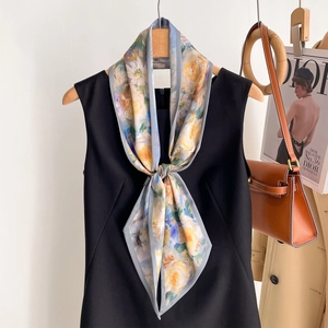 Zijden sjaal met bloemen schilderij print op hanger met trenchcoat en accessoires