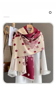 Dettaglio della sciarpa in finto cashmere con fiori e pois beige e bordeaux