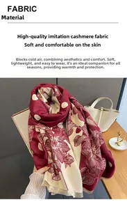 Dettaglio di morbida sciarpa effetto cashmere con motivo bordeaux a pois e fiori