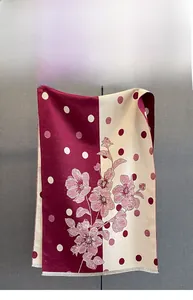 Dettaglio della sciarpa floreale bordeaux a pois con trama setosa bicolore e frange