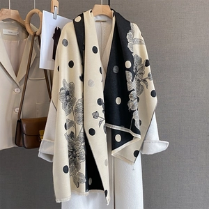 Elegante scialle a fiori e pois bianco e nero con frange per calore autunno-inverno