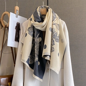 Sciarpa con pois e fiori dal design patchwork con bordi sfrangiati eleganti