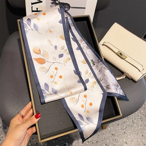 Élégant foulard étroit en soie à motif floral orange et bleu dans son coffret cadeau