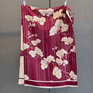 Détail de l'écharpe bordeaux avec motifs de ginkgo et fines franges de couleur crème