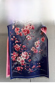 Detailaufnahme des Pflaumenblütenmusters auf dunkelblauem Schal mit feinen Fransen