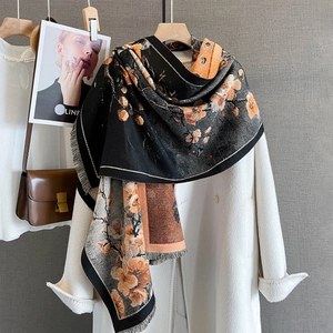 Kaschmir-ähnlicher Winterschal mit Retro-Pflaumenblüten und Fransen auf weißem Mantel