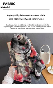 Dettaglio della sciarpa floreale autunnale in finto cashmere con nappe nere eleganti