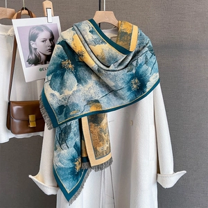Sciarpa autunnale con stampa floreale e frange su un cappotto di lana bianco