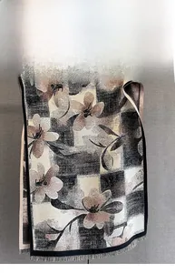 Détail d'écharpe à motifs fleurs rétro et carreaux avec bordures à franges douces