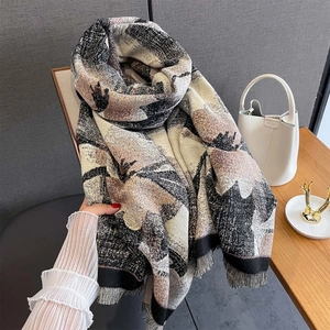 Détail de l'écharpe imprimée vintage avec des franges fines et une texture douce
