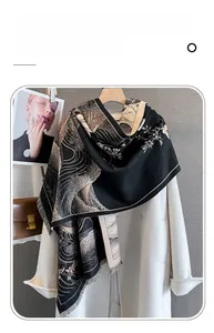 Dettaglio sciarpa in finto cashmere con stampa a onde e loto su un cappotto bianco