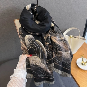 Dettaglio di sciarpa in cashmere con stampa a onde di loto e bordi con frange dorate