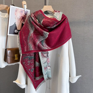 Scialle rosso classico con motivo a loto e frange sottili su un cappotto di cashmere bianco