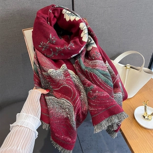 Dettaglio della sciarpa bordeaux con trama jacquard floreale etnica e frange grigie