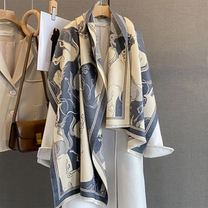 Écharpe d'hiver surdimensionnée à motif de cheval avec franges, sur un manteau en laine