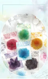 Dettaglio di adesivi floreali in PET traslucido con trame chiare e design di fiori vivaci