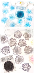 Dettaglio di 20 adesivi floreali traslucidi blu e viola per decorazioni fai-da-te e diari