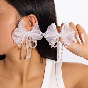 Boucles d'oreilles nœud en tulle blanc avec glands en perles et perles de cristal