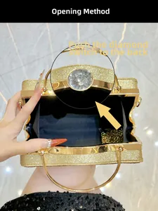 Dettaglio della borsa clutch con paillettes dorate, chiusura a diamante e apertura