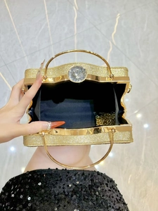 Elegante borsa da sera dorata con paillettes, fibbia di strass e manico ad anello