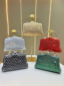 Lussuose pochette da sera con strass scintillanti e manici in metallo in cinque colori