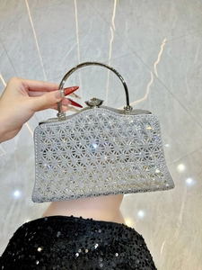 Dettaglio della borsa da sera argento con strass geometrici e chiusura con gemma superiore