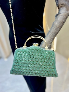 Dettaglio della borsa da sera in strass verde smeraldo con manico e catena dorati