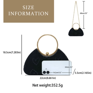 Vue détaillée du sac coeur en velours noir avec poignée dorée et dimensions du sac