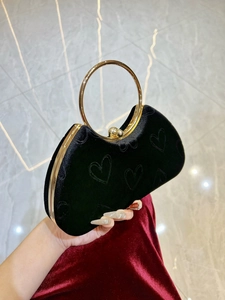 Pochette élégante en velours noir à cœurs avec grande poignée en métal doré et fermoir boule