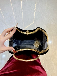 Pochette en velours noir avec poignée anneau dorée et bandoulière chaîne chic