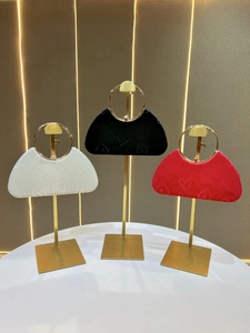 Trois sacs à main gaufrés en cœur blanc, noir et rouge avec poignées rondes dorées