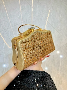 Lussuosa borsa da sera dorata con rete di strass scintillanti e manico in metallo