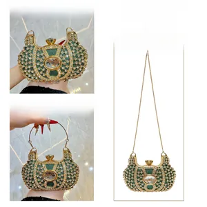 Détail de la pochette de soirée verte avec strass blancs et grand cristal scintillant