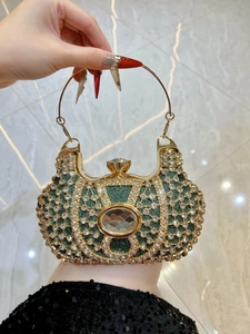 Détail du sac de soirée à paillettes vertes avec métal doré et strass en cristal