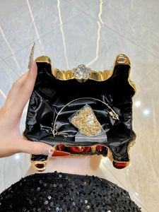 Sac de soirée doré avec strass, fermoir fleur et bandoulière en chaîne métallique