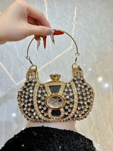 Détail de la pochette de soirée à strass avec fermoir gemme et poignée anneau