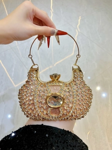 Détail du sac de soirée or champagne avec strass scintillants et fermoir en cristal