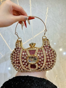 Détail d'un sac de soirée de luxe avec paillettes violettes et poignée anneau dorée