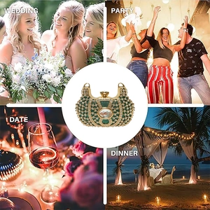 Détail de la pochette de soirée de luxe à strass avec pierres émeraude pour fête et mariage