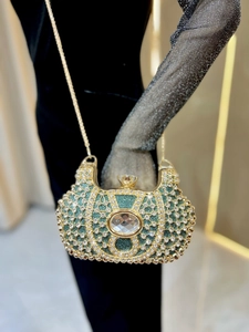 Détail du sac de soirée de luxe vert émeraude avec strass, cristaux et chaîne dorée